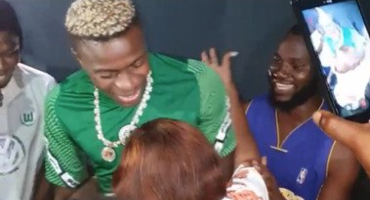 Osimhen positivo, pochi giorni fa la festa senza mascherine: l'attaccante nella bufera