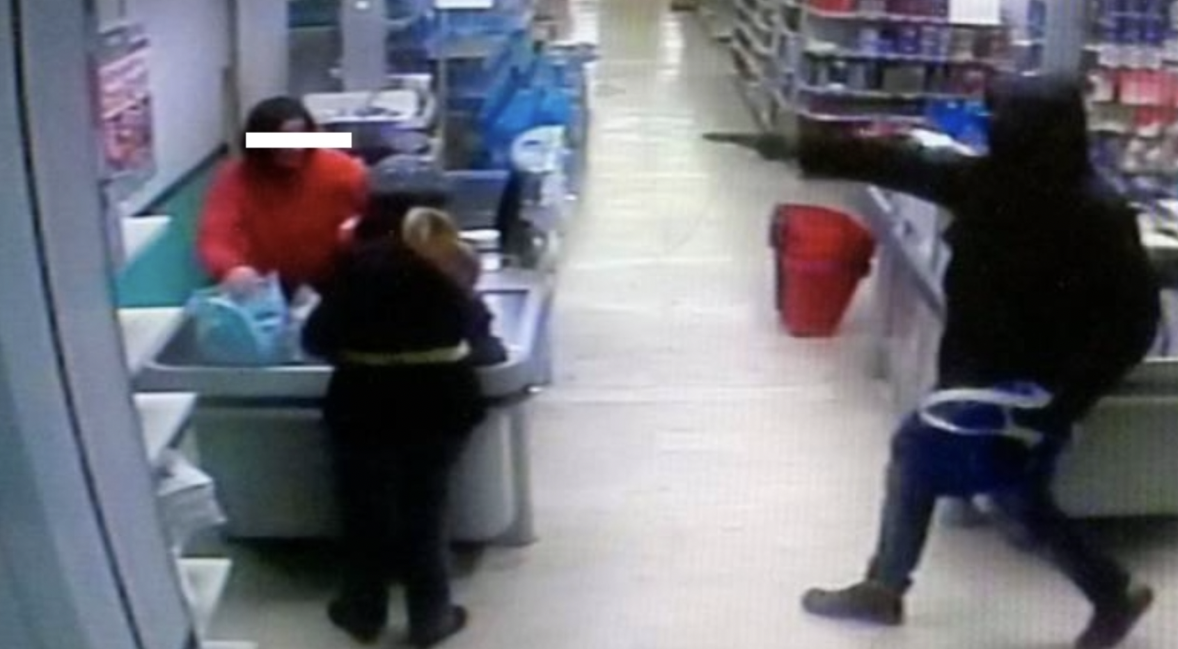 Napoli, il colpo di fine anno: rapinano un supermercato prima del cenone