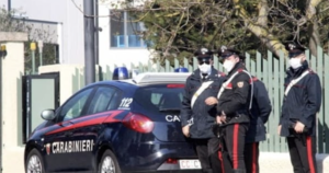 Follia a Nola, minaccia i genitori con un coltello per soldi: 33enne arrestato