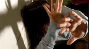 Colpisce la compagna con una bottiglia di vetro in faccia: arrestato 45enne