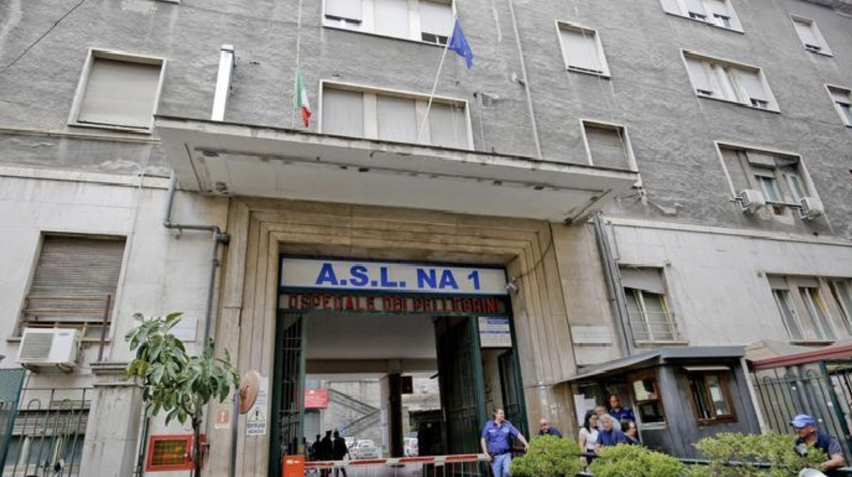 Napoli, cade a pochi passi dal Pellegrini ma in ospedale la portano a braccia i cittadini