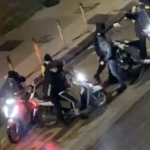 Follia a Napoli, rider pestato e rapinato dello scooter da un branco di ragazzi