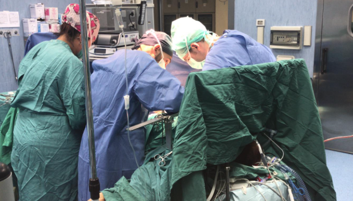 Donna colpita da proiettile a capodanno, la vittima operata dalla bocca: "Intervento di tre ore"