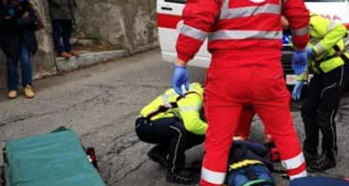 Dramma in Campania, bimbo travolto da un'auto mentre raggiunge il papà: è grave