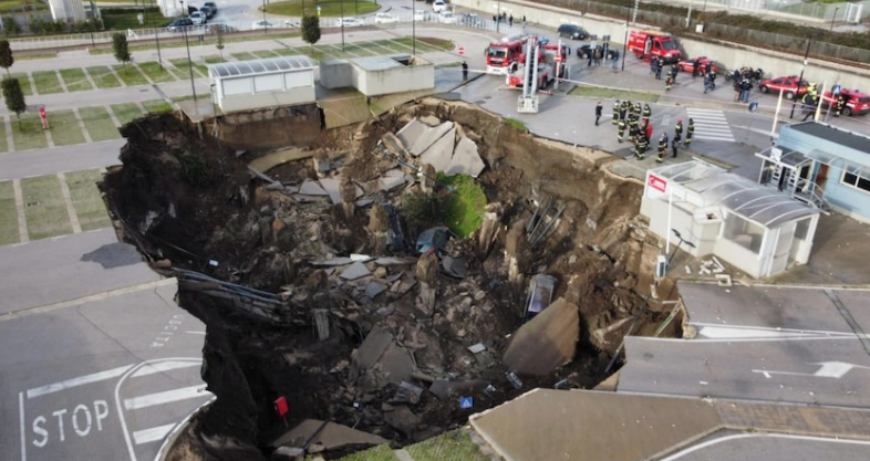 Voragine fuori l'Ospedale del Mare, l'Asl: "Completata la messa in sicurezza"