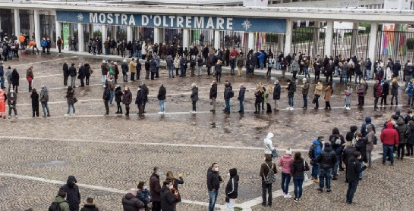 Napoli, furbetti del vaccino: cacciati dalla dalla 41 infiltrati alla Mostra d’Oltremare