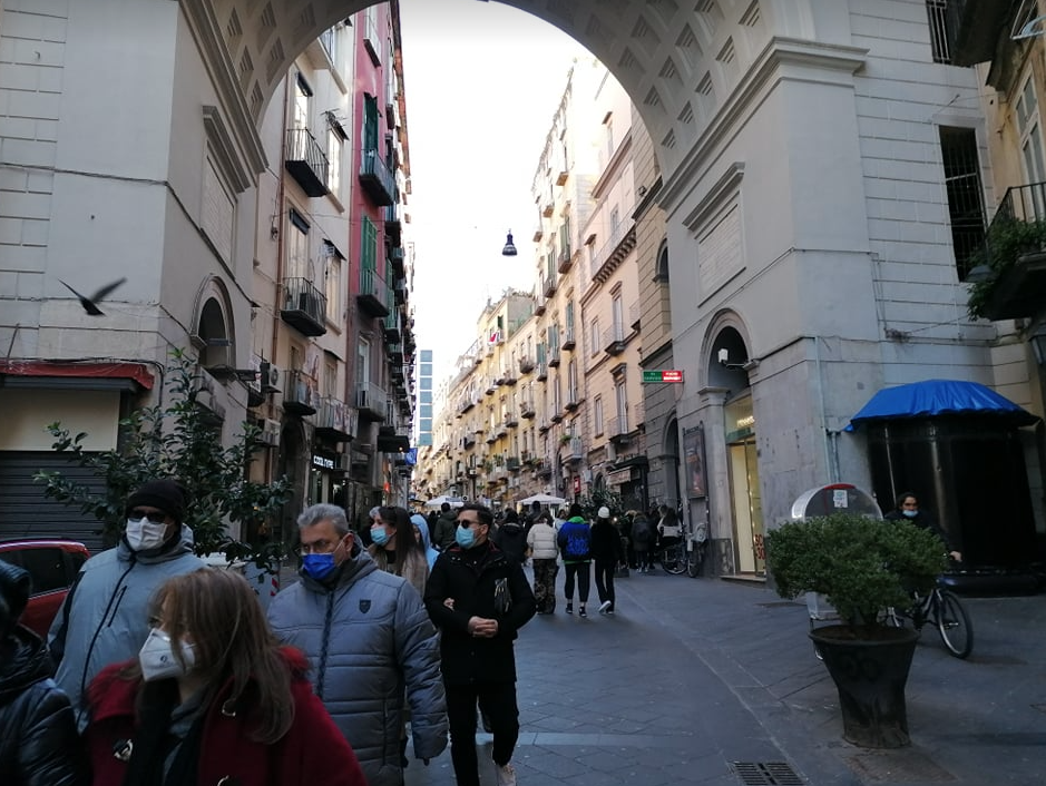 Napoli 'gialla' e baciata dal sole, i napoletani provano a tornare alla normalità: persone in strada ma tanta attenzione e controlli