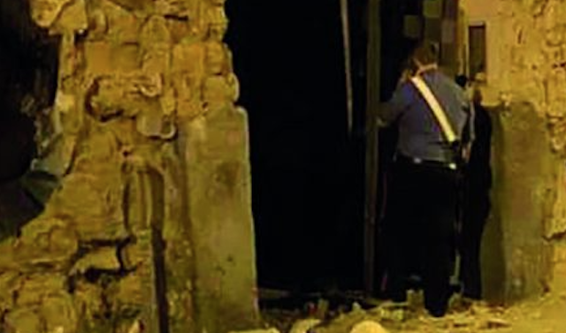 Bomba esplode davanti casa di 'o Mericano, auto distrutta: "Ha tremato tutto"