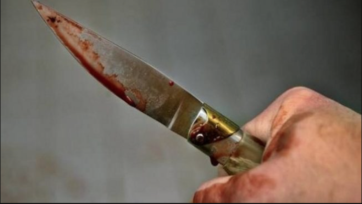 Coltello in faccia al patrigno, la minaccia della figlia: "Ti uccido". Follia a Procida