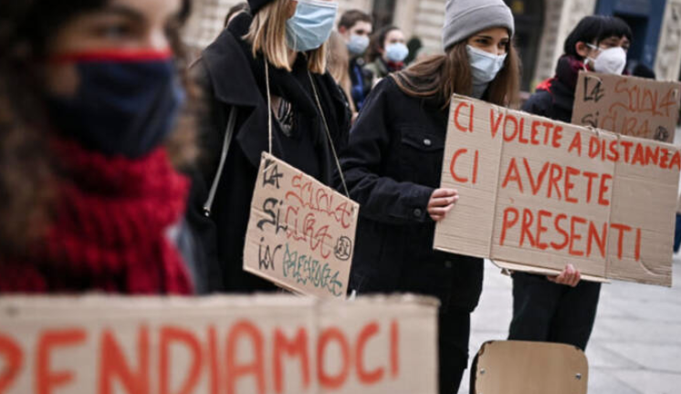 Rientro a scuola, è caos: trasporti ko e superiori occupate a Napoli. Genitori in rivolta