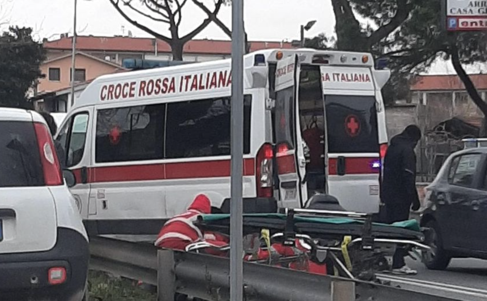 Paura a Pozzuoli, tenta il suicidio lanciandosi dal cavalcavia: è gravissimo