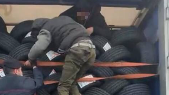 Napoli, 4 giovani immigrati nascosti tra i pneumatici del tir: "Al freddo senza acqua e cibo"