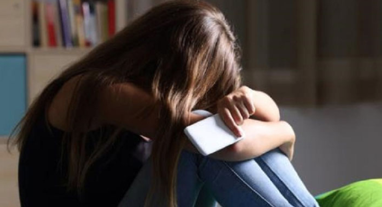 Lei lo lascia e lui pubblica le sue foto intime, dramma per una 13enne: "Le ha inviate a tutti"