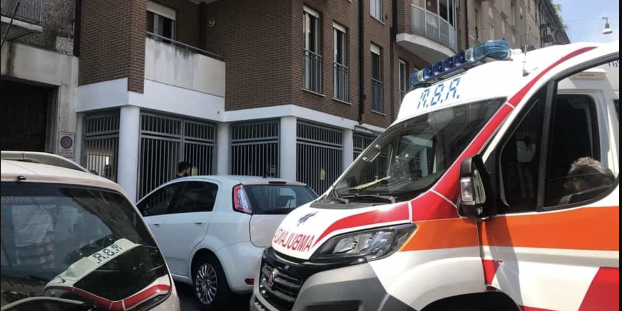 Paura a Casoria, ragazza di 20 anni si getta dal quarto piano della sua abitazione