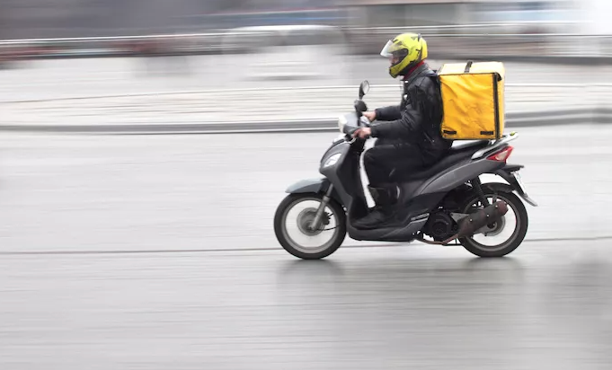 Napoli, derubato un altro rider di 52 anni: "Dopo la consegna, non ho trovato più lo scooter"