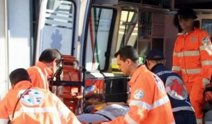 Crede che il marito la tradisce e si lancia nel vuoto, donna salvata dalla tettoia: miracolo in Campania