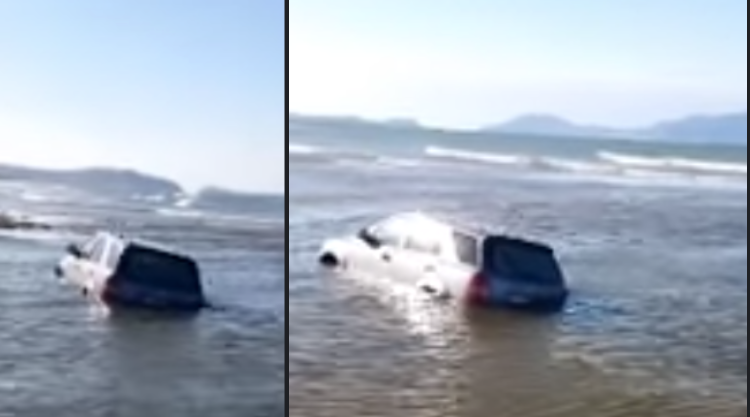 Licola, automobile 'emerge' tra le acque del mare: "Una vergogna"