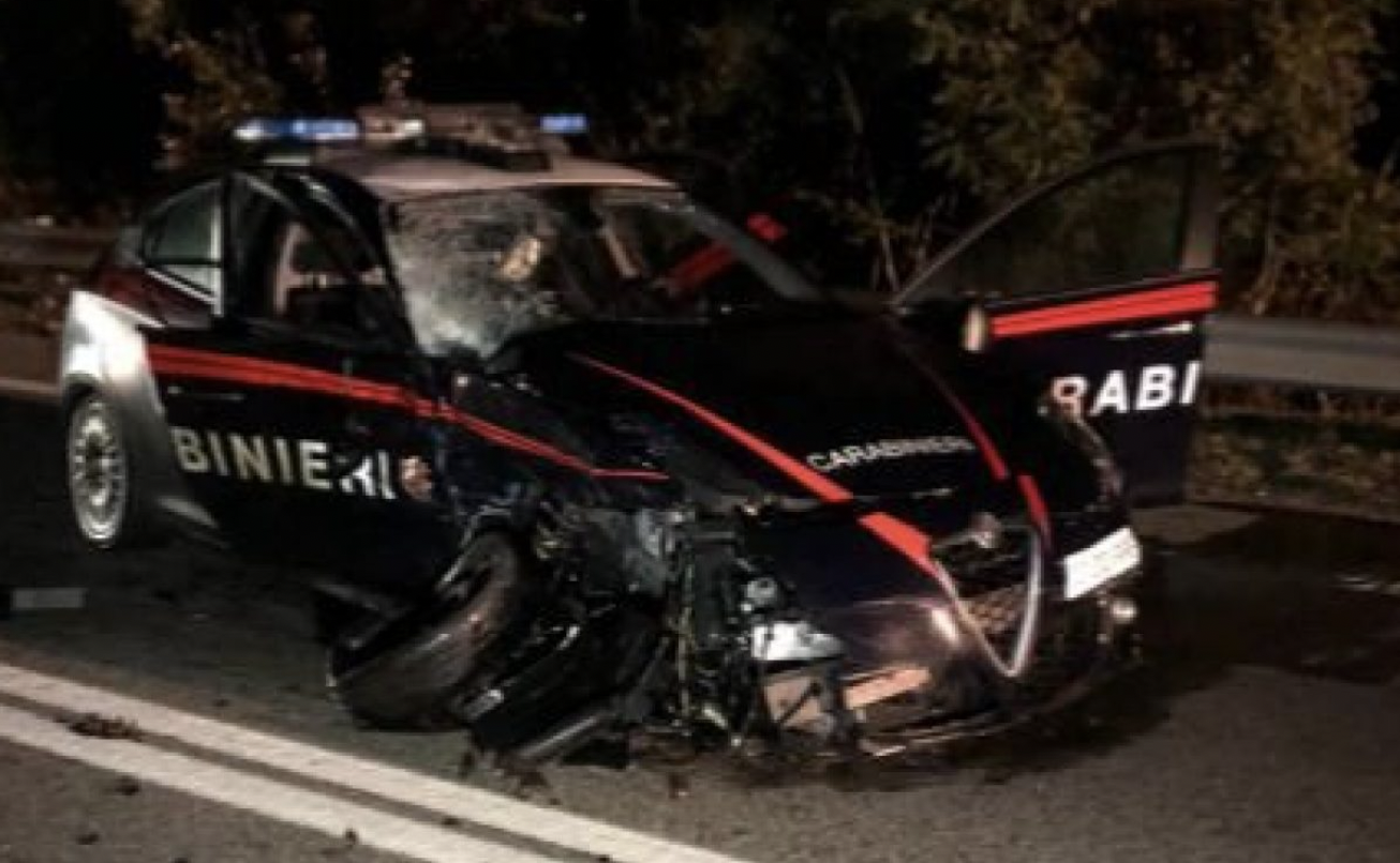 Marano, fugge all'alt e scatta l'inseguimento contromano: carabinieri si schiantano