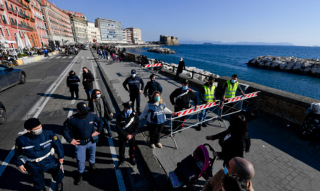 Folla Sul Lungomare Di Napoli, Transenne Per Evitare L'ingresso: Non Si ...