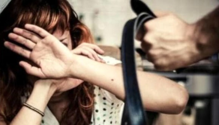 "Presto aiutateci", donna chiama Polizia a Napoli: marito aggredisce moglie e figlia