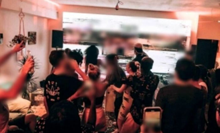 Festa con urla, musica e alcol a Napoli. Scatta il blitz: sorprese 30 persone dalla Polizia