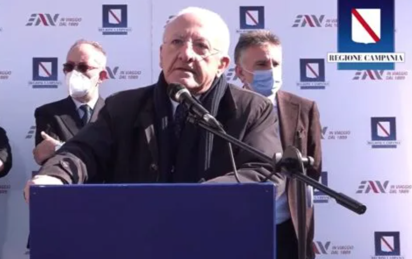 "Vaccini per tutti, via alla fase 2", ma è una fake: la Regione Campania smentisce il messaggio che circola sulle chat