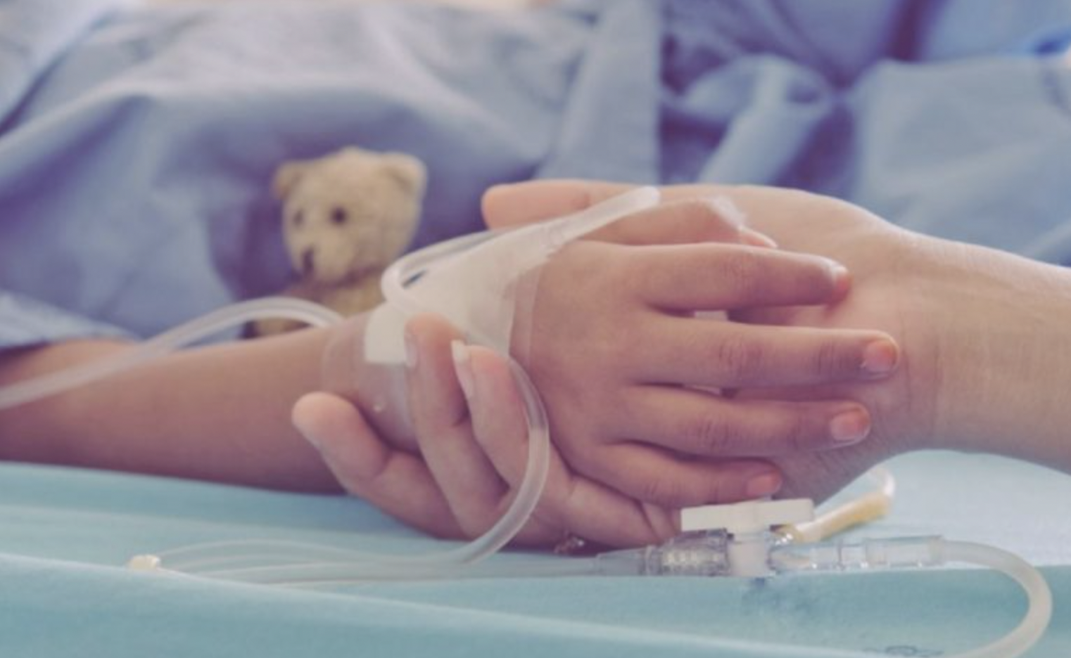 Bimbo di 4 anni inala una mina da disegno mentre gioca e muore