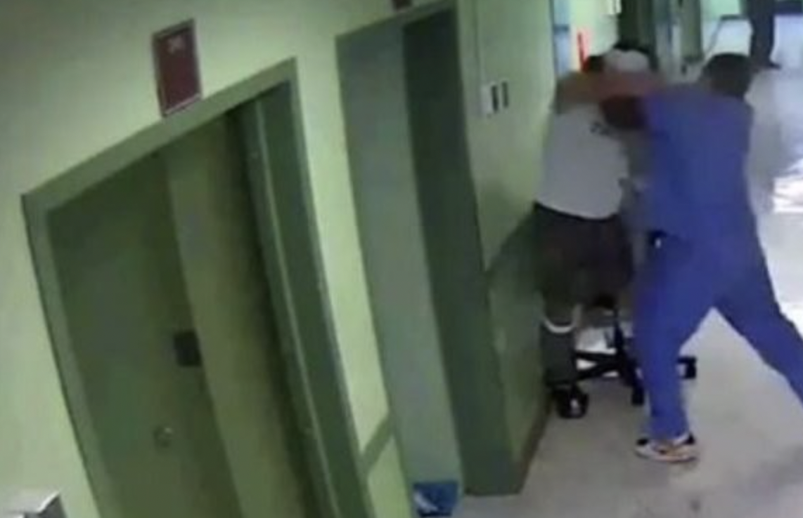 Follia in ospedale, si rifiuta di pagare il ticket e aggredisce un dirigente