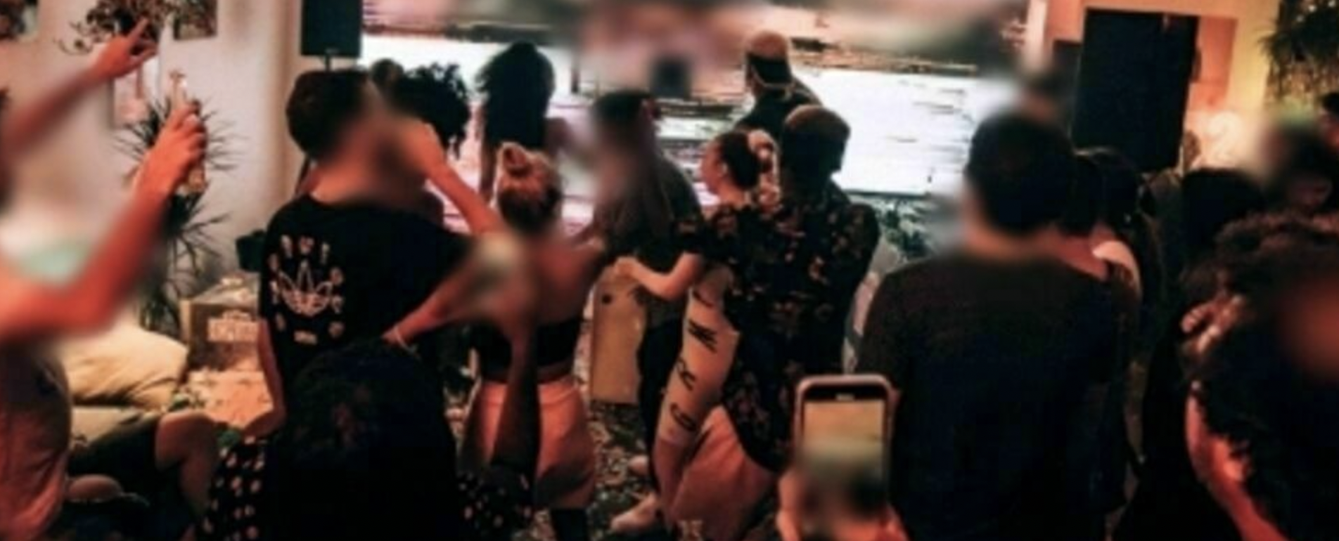 Aversa, folle festa da ballo tra medici e avvocati: in 27 sorpresi e multati