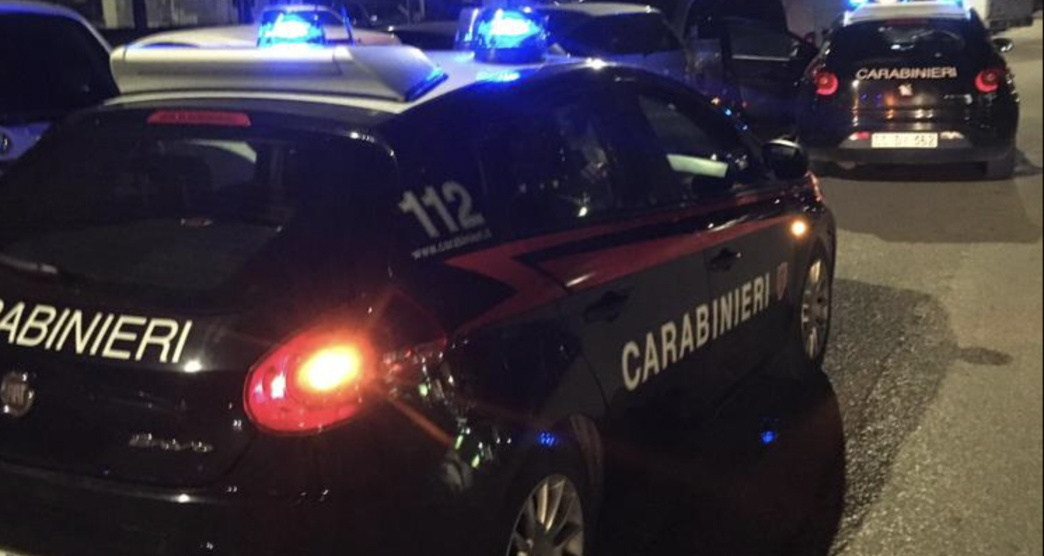 Follia in provincia, corsa di 10 chilometri per fuggire dai carabinieri: si schiantano contro un muro