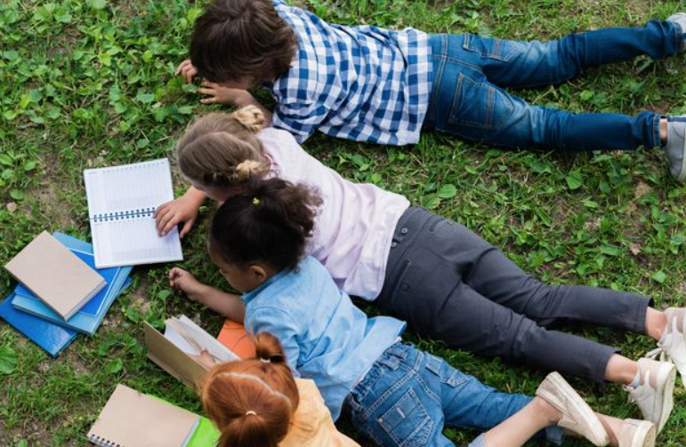Napoli, cento persone tra bimbi e operatori per la didattica in presenza all'aperto: scatta il 'blitz della Municipale