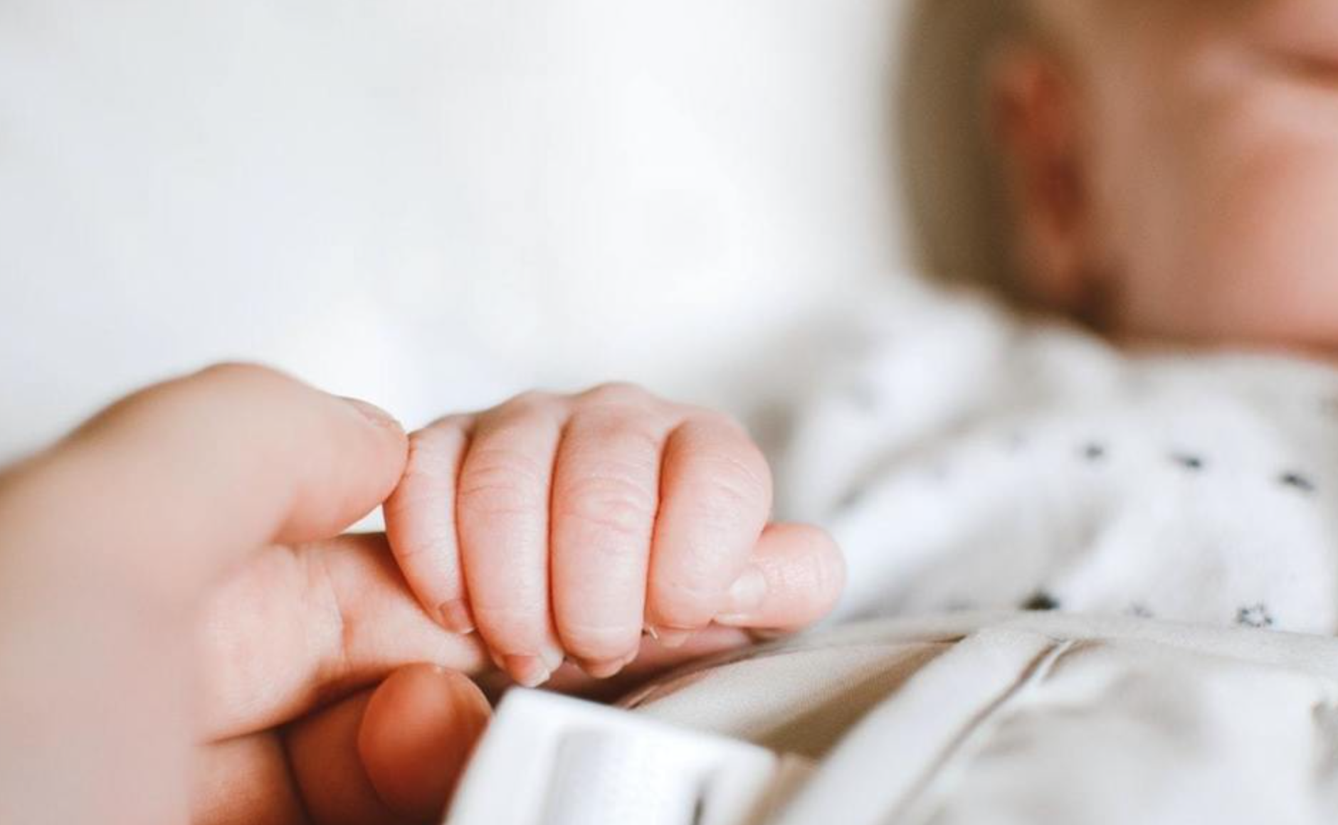 Lascia il figlio di 5 mesi solo in casa per andare dal parrucchiere, torna e lo trova morto