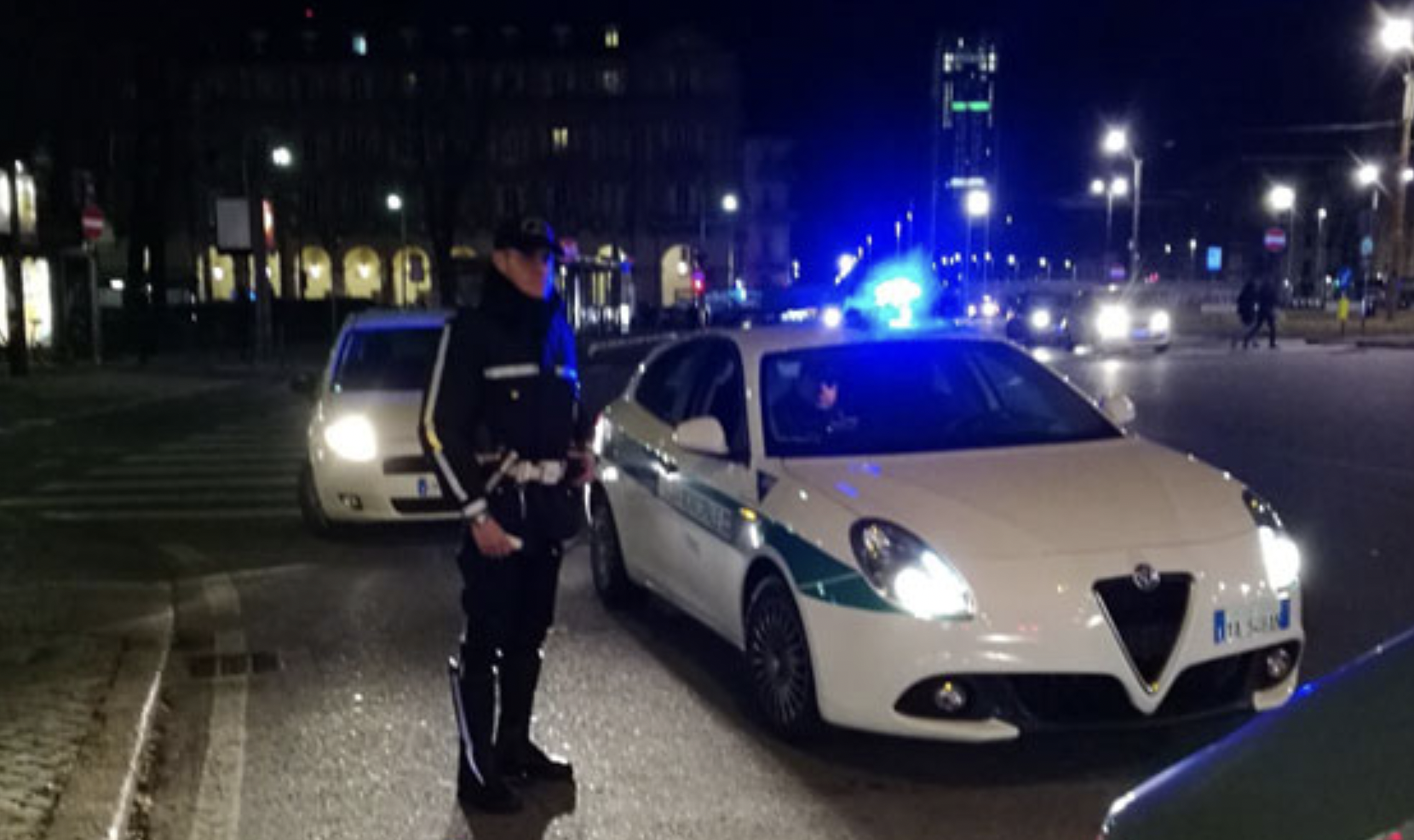 Follia a Napoli, fugge a un posto di blocco e investe un vigile: arrestato