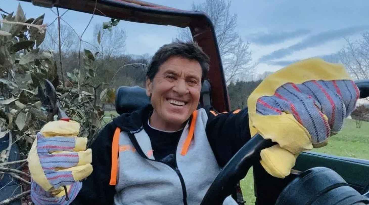 Paura per Gianni Morandi ricoverato d'urgenza a Bologna per ustioni