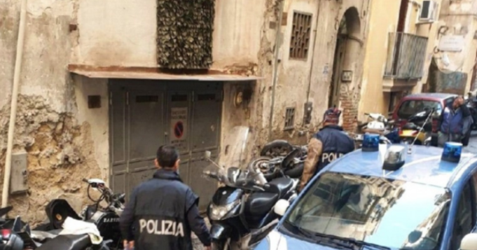 Caccia al pusher a Napoli, scendono i familiari del giovane ed è caos in strada