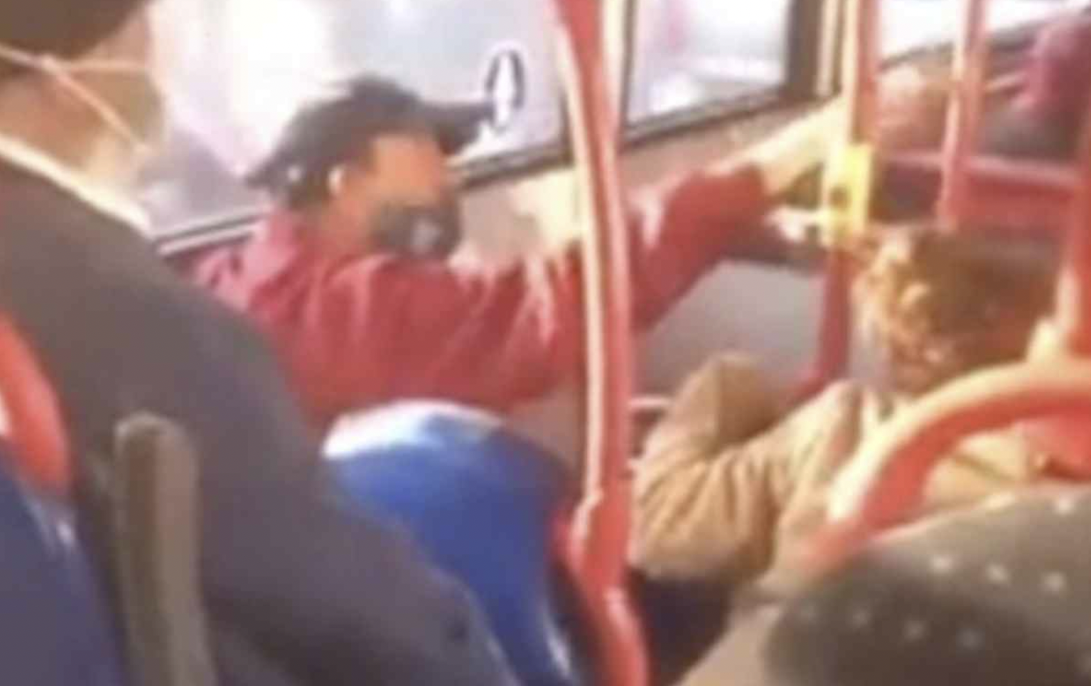 "Metti la mascherina", lui si rifiuta ed estrae un coltello