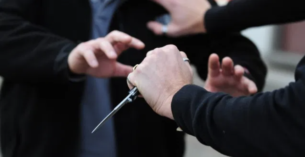 Follia a Napoli, punta un coltello alla gola del padre per 20 euro