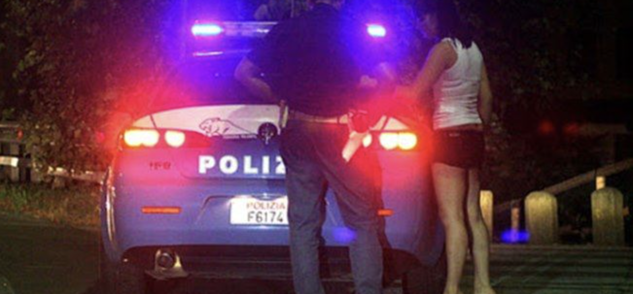 Eboli, anziano 85enne si vaccina contro il Covid e va a prostitute