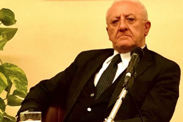 La nuova ordinanza di De Luca sulla scuola e la vaccinazione nelle isole