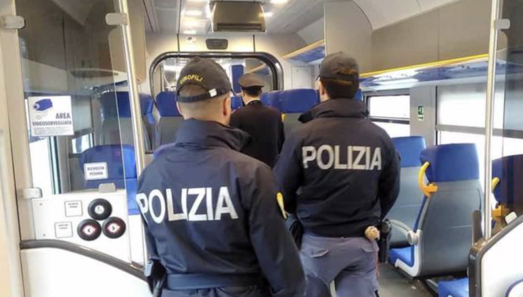 Paura sul treno, pedofilo si spoglia nudo davanti a una ragazzina e inizia a molestarla