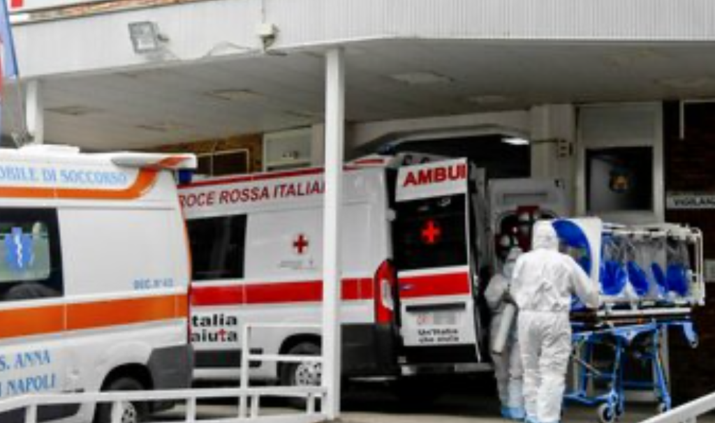 Napoli, ragazzo va in vacanza senza vaccinarsi, si contagia e muore: infettato dalla variante