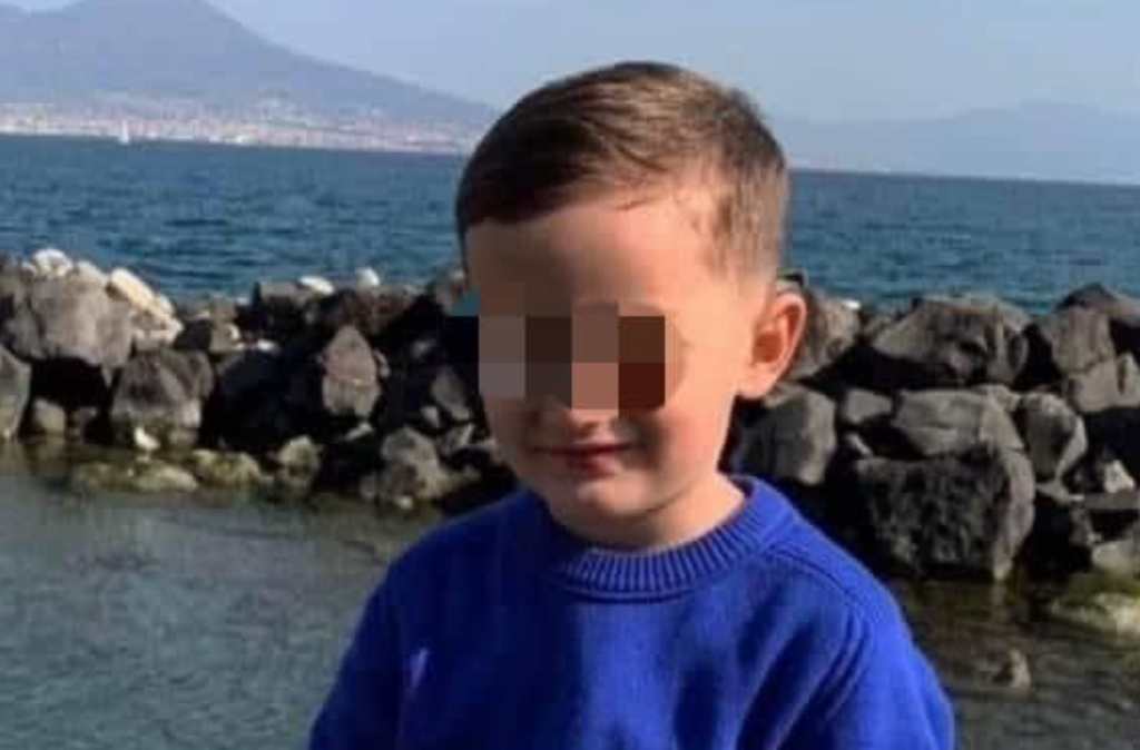 Napoli piange Samuele, morto dopo un volo dal balcone: c'era la mamma