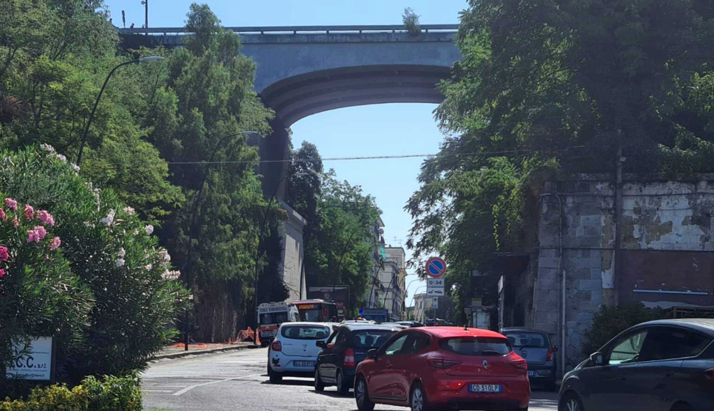 Tragedia sul Ponte di Posillipo, una persona è precipitata morendo sul colpo