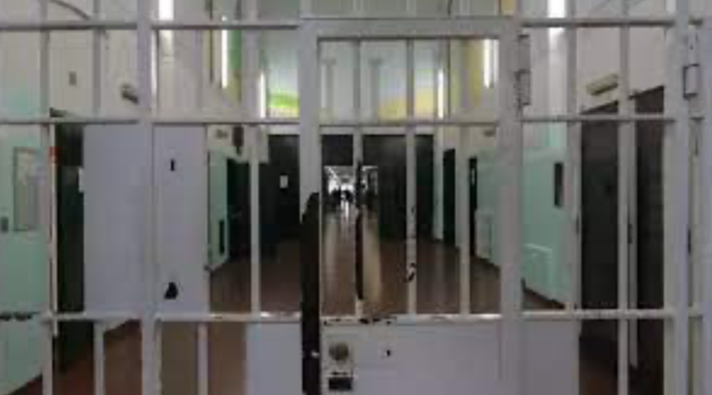 Fosinone, paura in carcere: detenuto spara a 3 compagni di cella