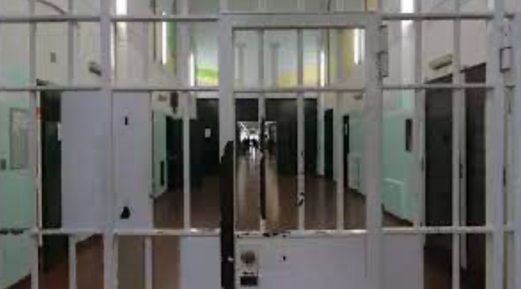 Frosinone, paura in carcere: detenuto spara a 3 compagni di cella