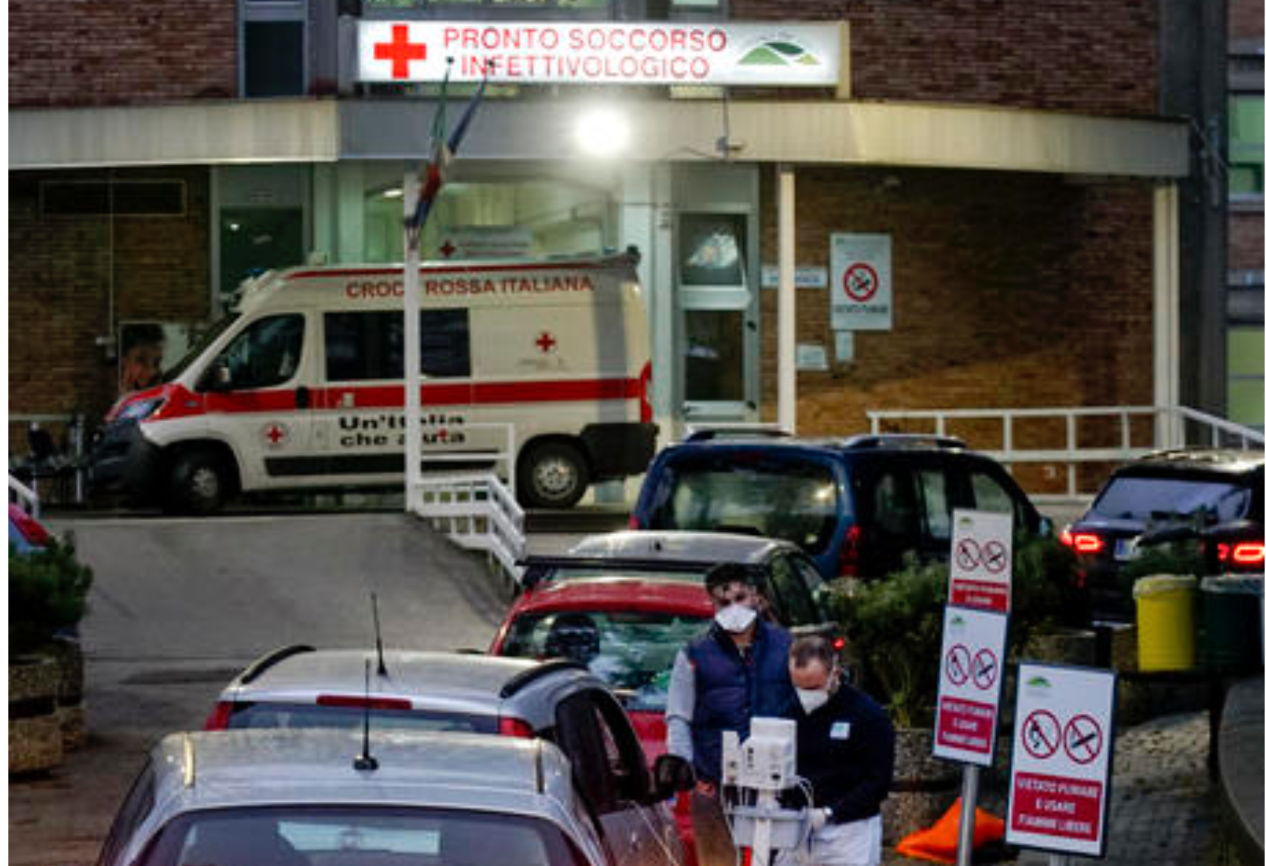 Emergenza a Napoli, ambulanze e auto in fila all'ospedale Cotugno, i medici: "Codice nero, dovremmo scegliere chi curare"