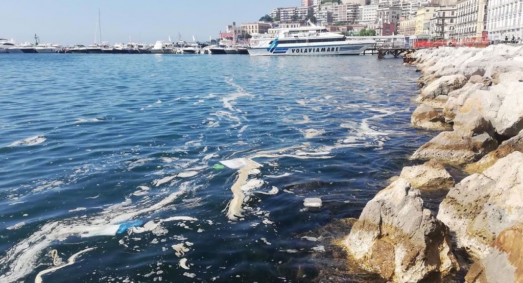 Napoli, acqua marrone sul lungomare: "Sta arrivando l'estate, necessari i controlli"