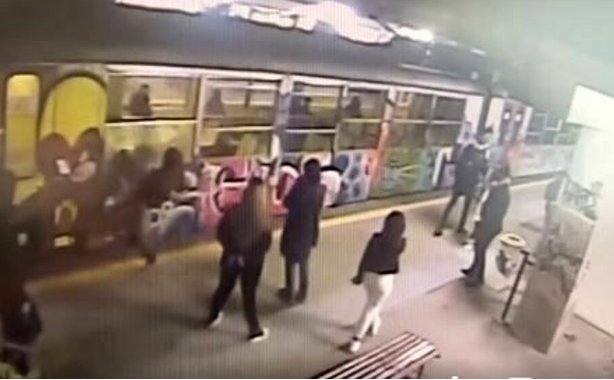 Napoli, non vuole pagare il biglietto e salta il tornello: "Si è rotto una gamba"