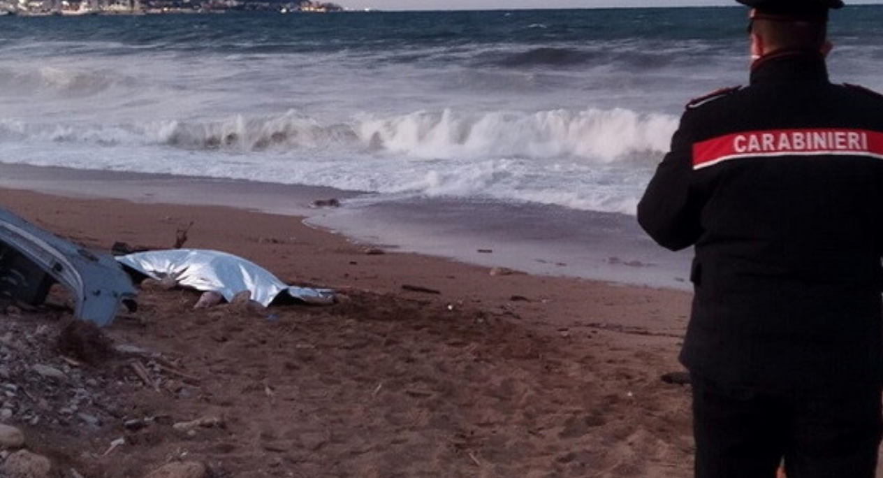 Trovato morto in spiaggia