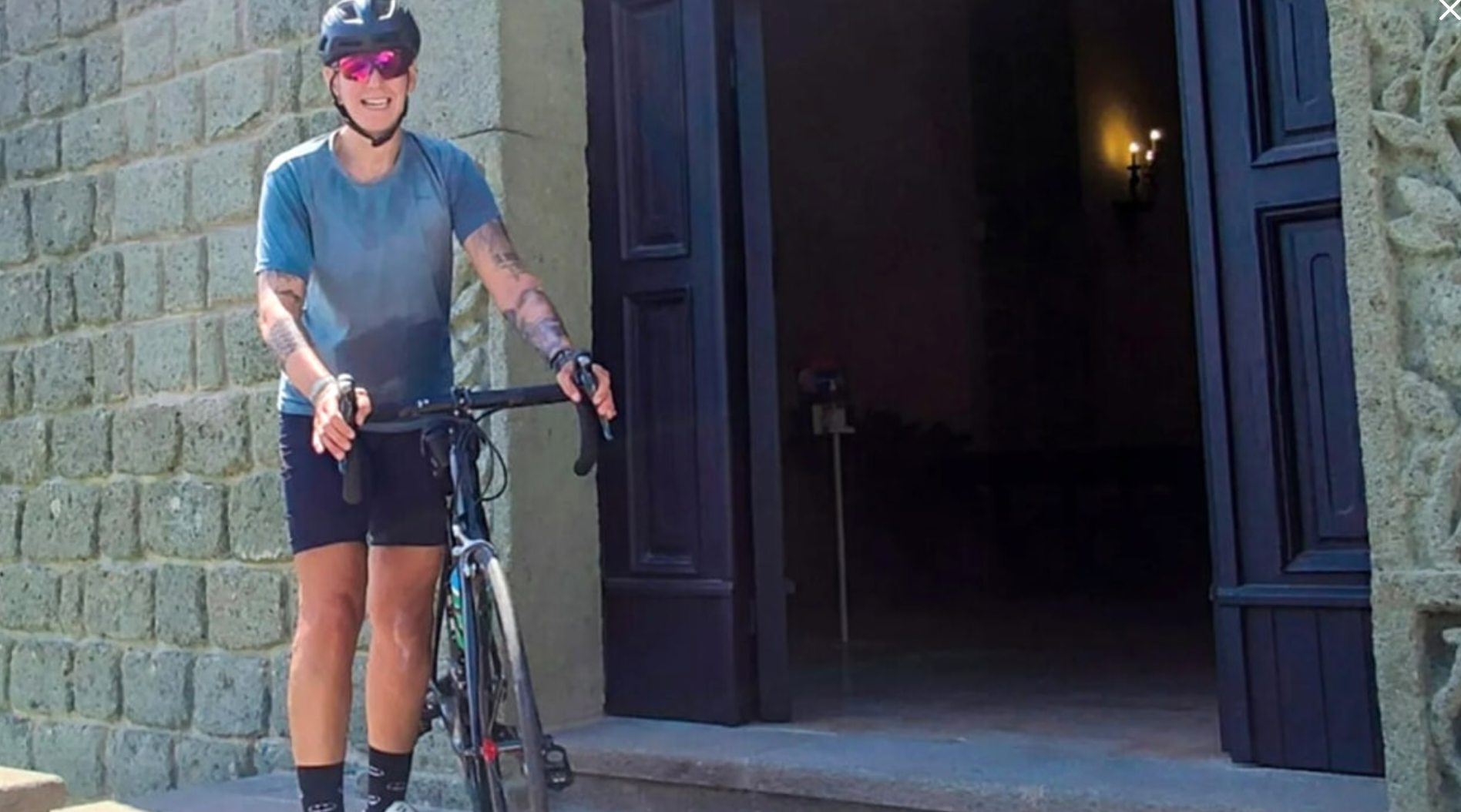 Napoli, donna di 37 anni esce in bici e viene travolta: morta Cassandra